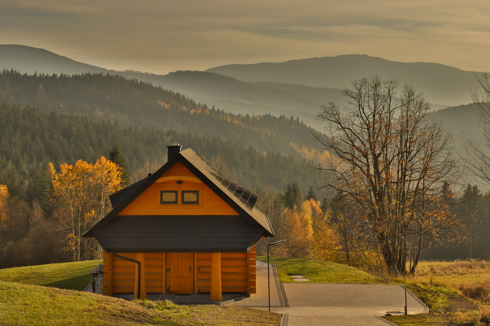 Domek o zachodzie słońca